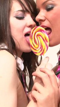 Kedua-dua awek jahat Alexa Brookes dan Isabella Rox menjadi gila selepas kelas