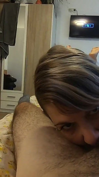 Přítelkyně ošukaná zezadu a kouření koulí s lízáním mrdky