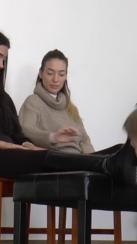 女主人奥尔加和娜塔莎的肮脏靴子