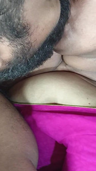 Un caldo bacio con un lavoro manuale