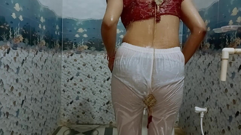 Ankurpriya000: La matrigna indiana fa un bagno in legis bianca aperta...