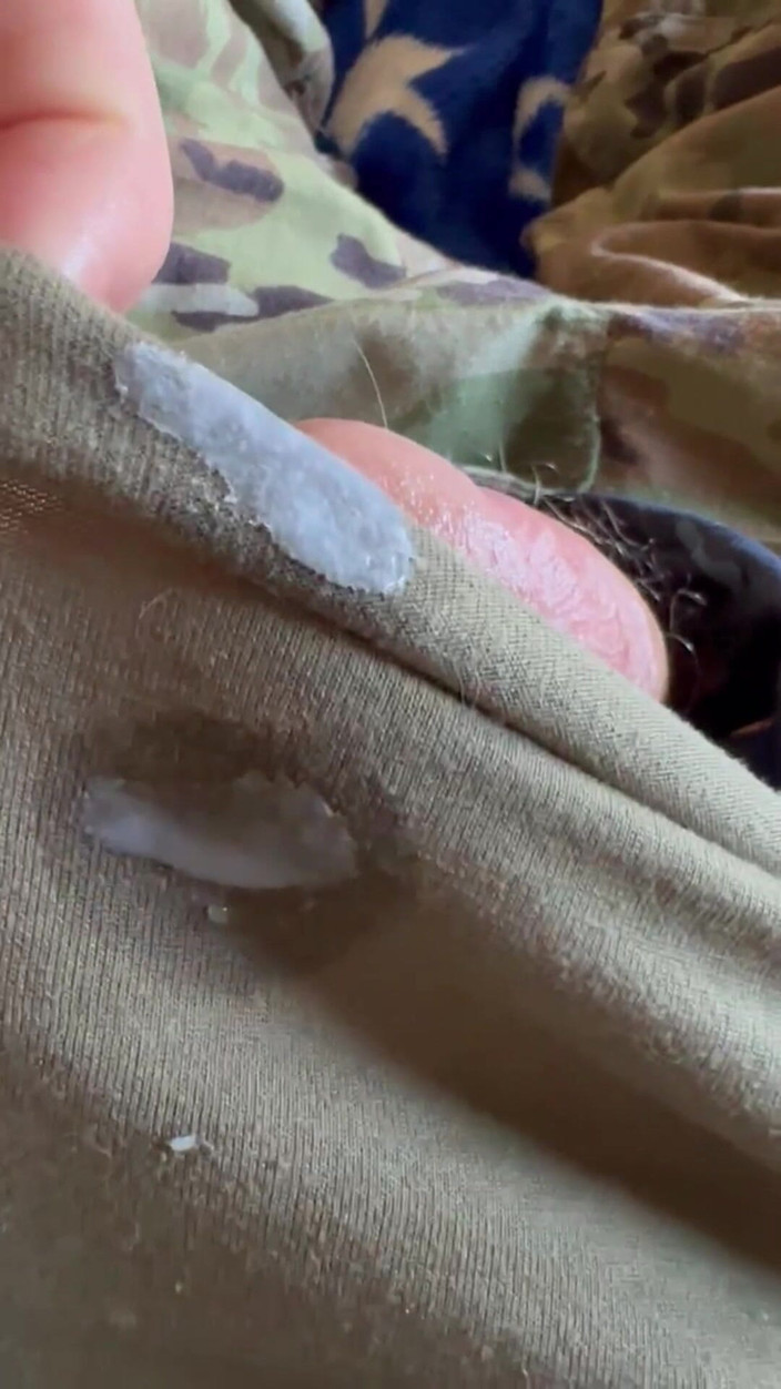 Gay Soldier Stuff: Żołnierz armii w mundurze szarpie się i strzela grubą spermą...