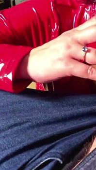 Parlak kırmızı pvc elbise sigara içiyor sakso ve dağınık ruj oyunu