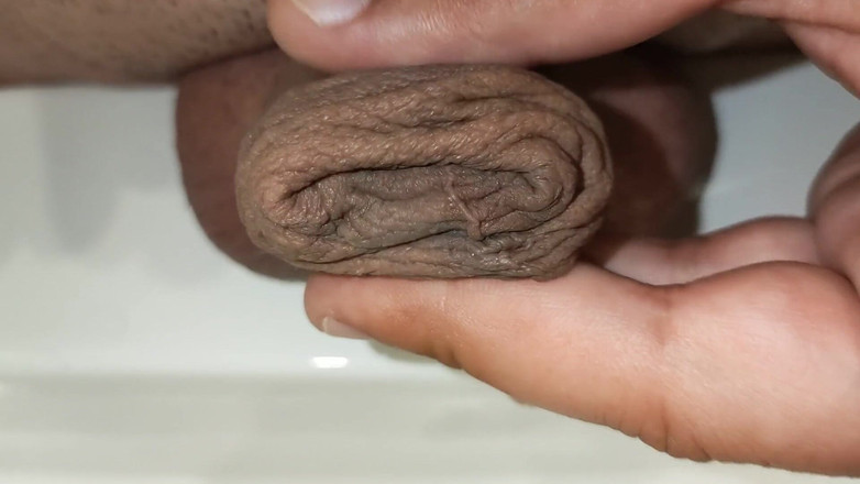 Idmir Sugary: Foreskin play - розтягування, скручування, стискання, пестощі пальцями крайньої плоті на необрізаному члені