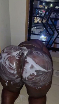 Cewek semok ini terlambat besar pria kulit hitam di balkon balkon
