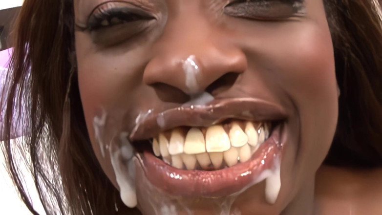 Black Desires: Monique ha una piccola avventura nera- Perv milfs e teens