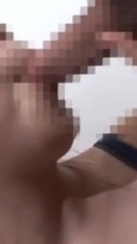 Gadis remaja rambut cokelat lagi asik nyepong dan pacarnya