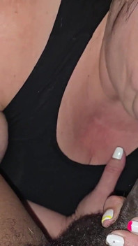 Encore une bite incroyable qui arrache du sperme et avale du sperme