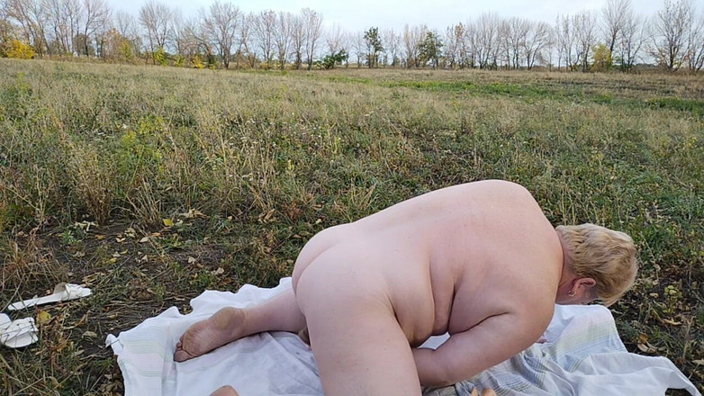 Zona901: 自然の中でおもちゃで自慰行為と潮吹き