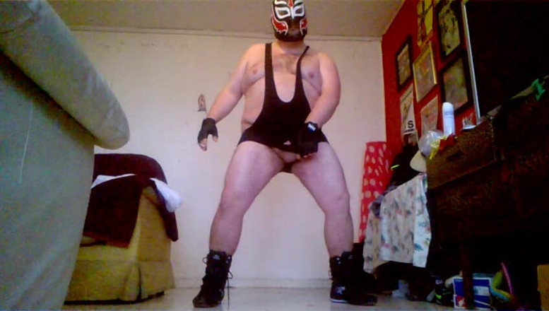 B A Bear: Wrestler gemuk melancap &amp; menunjukkan lubang