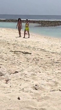 Pervers runkar av bystiga MILF och hennes styvdotter och cums på deras ansikten medan de sola