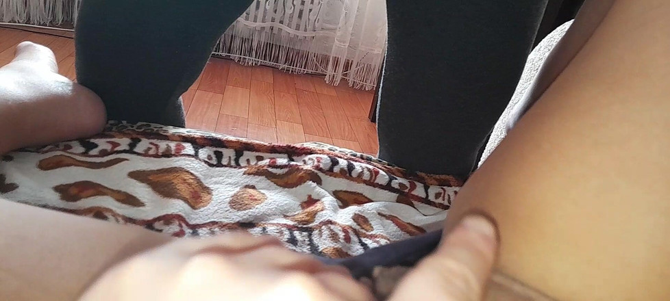 Lesbian-candys: 我们观看对方自慰和射得更快