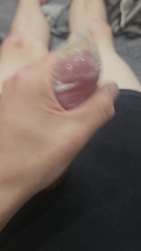 Femboy Crossdresser mic ejaculează în prezervativul său după masturbare