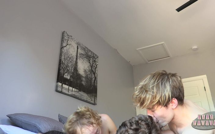 Bare Twinks: 无鞍三明治的填充