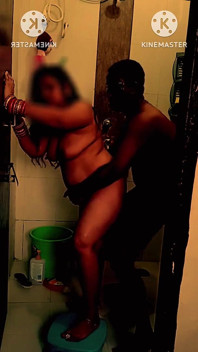 bhaartiy bhaabhi ke saath aphriki aadmi apne baathroom men jabki uska pati munbee men tha