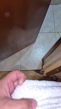 Üvey kız kardeşimi banyo yaparken izlerken mastürbasyon yapıyorum ve sonra ağzına boşalana kadar onu sert sikiyorum.