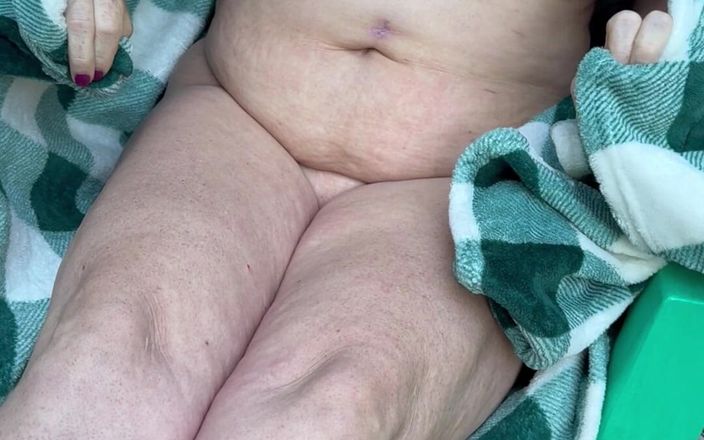Bonewizzard69: Istri binal dengan kulit aduhai lagi asik mainin kontol besar...