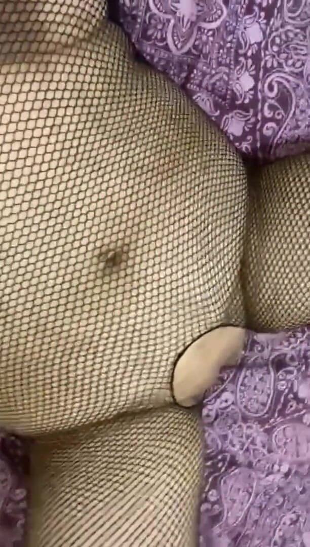 Indian fuck queen: Wildenglishbbw întinsă în pat într-o suită cu corp cu plasă