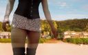 Ladyboy Kitty: 可爱的 T-girl 在阳光下在海滩上跳舞，热辣的迷你连衣裙可爱的大腿摇晃