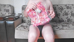 Kitty_Cross: Schöner femboy, auf der couch legen mit gekreuzten beinen