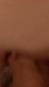 O curvă matură sexy blondă invită un armăsar pentru o seducție sexy în cadă și futai adânc