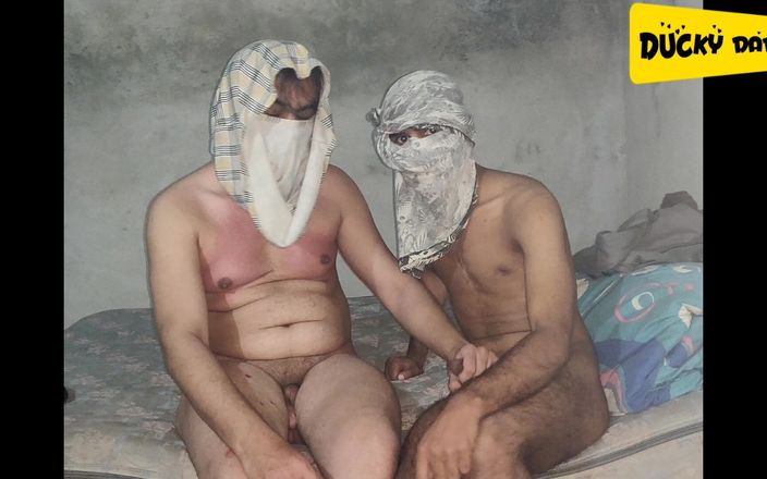 Rabbyal khan: Papi pato pasando buen rato con su perra y su...