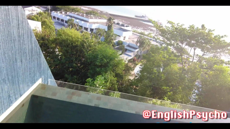 English Psycho: Trans asijská kočka Ponybuny je ošukaná venku pro všechny vidět