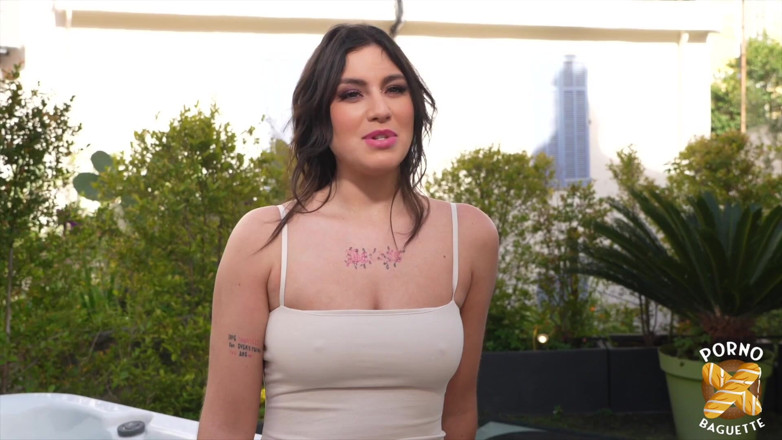 Porno Baguette: Laury ze swoimi dużymi piersiami chce podzielić się kutasem ze...