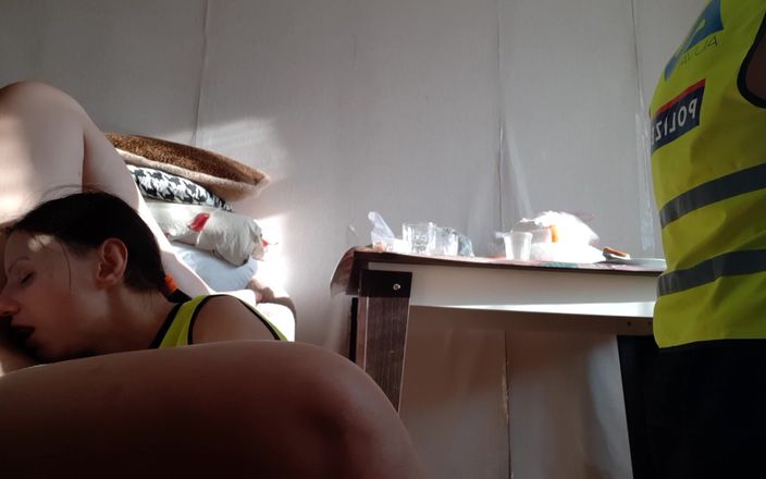 Lesbian-illusion: Sex în trei sexy cu lesbiene de poliție