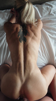 Modelo de fitness musculoso com a buceta perfeita