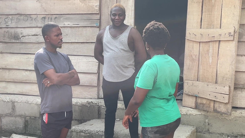 Creamyshuga: Ззаду будівлі до її подруги