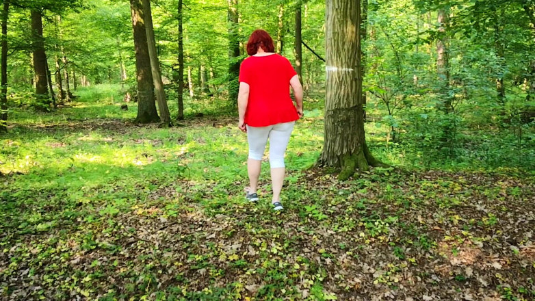 Bouncy Tits Action: Goală prin pădure