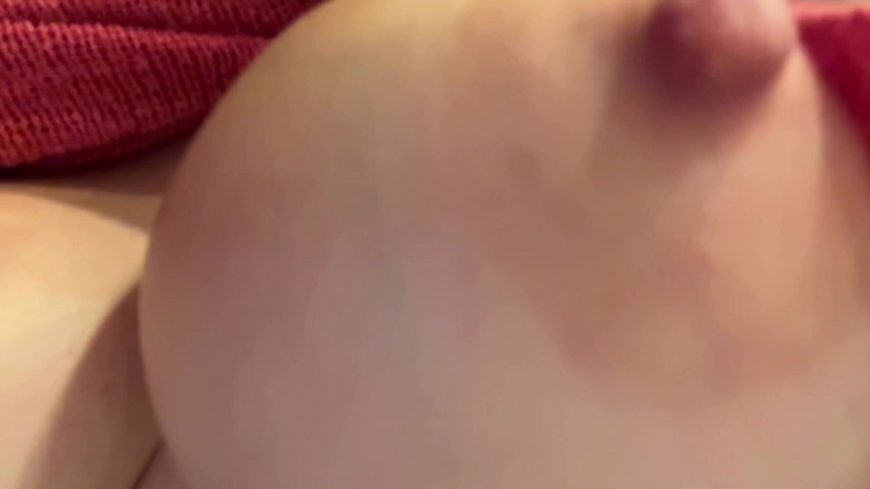 Artemisia Love: Italiana milf peituda mostrando seus mamilos suculentos em sessão de...