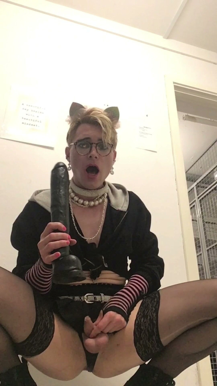 Sissy Cindy Slut: Erbärmlicher Femboy Sissy Jes Brinch im öffentlichen waschraum bloßgestellt