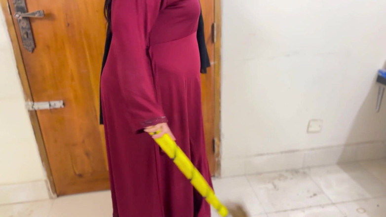 Aria Mia: La bella cameriera araba che pulisce la mia camera e...