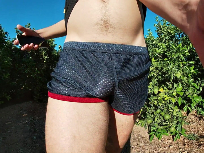 Cool Body: Ejaculând în pantalonii mei scurți sport în aer liber