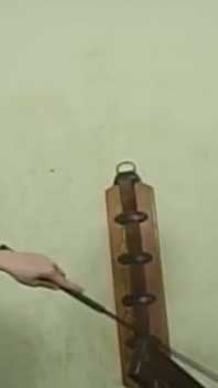 Dominante brunette milf wikkelt haar slaaf strak in