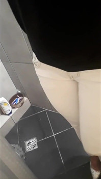 흰색 청바지와 하이엘을 입은 필사적인 오줌