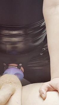 Sodomizzazione con un dildo dragone