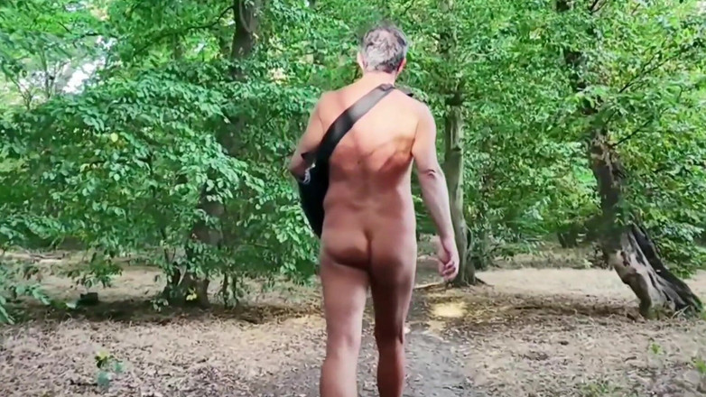 MaleModel: Публичная обнаженная прогулка