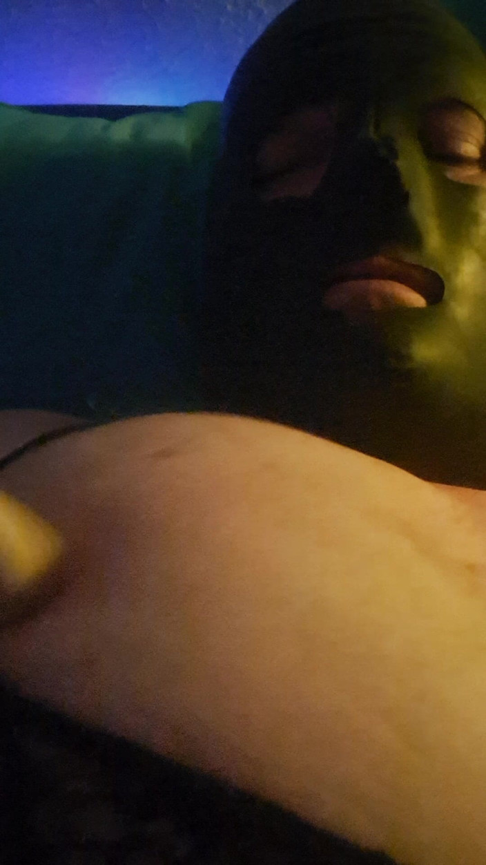 Fickspecht: Lateks Sissy kembali