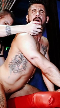 Il patrigno non circonciso scopa un fusto barbuto senza preservativo al Cruising Club