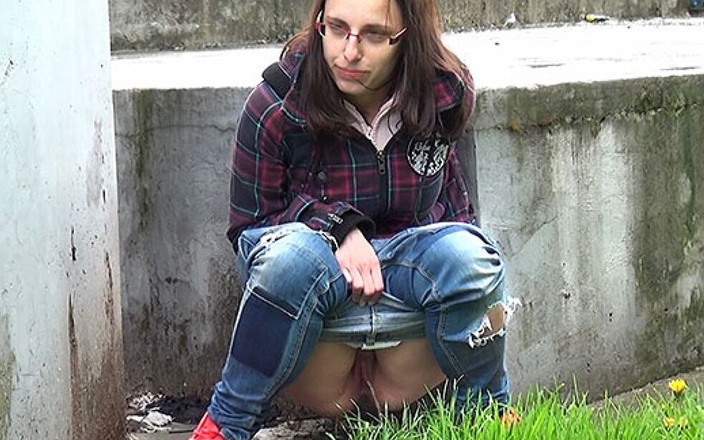 Puffy Network: 图书管理员由 Got2Pee 女孩们来撒尿的地方