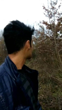 Árabe twink se corre al aire libre con sonido de goteada
