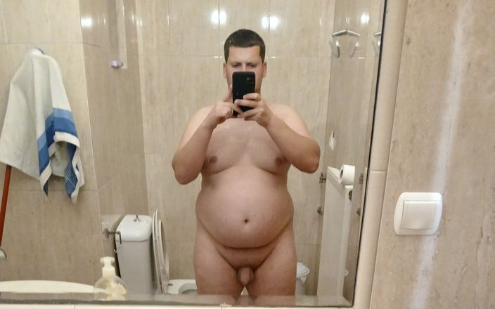 Hot Giannis: Dorosły chłopiec znudzony w łazience i bawi się ciałem