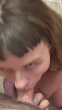 健美的黑发女郎wynn骑手吮吸洛根的鸡巴并被射精！