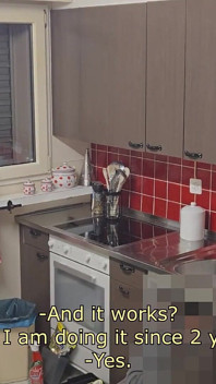Přesvědčuji tohoto hezkého instalatéra, aby zkusil jeho první kouření od muže, a nechal mě ho kouřit, dokud se nevystříká