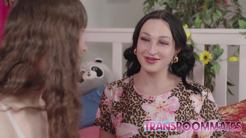 Trans Roommates: Haven Rose faz a boneca Livi obedecê-los a todos os...