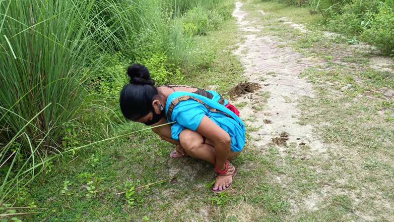 Asha Devi: 姐夫把小嫂带到运河上，几乎狠狠地了她，然后被抓到
