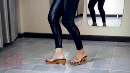 Flamenco het spansk dans. Regina Noir dansar i balettlektion. Gitarr musik
